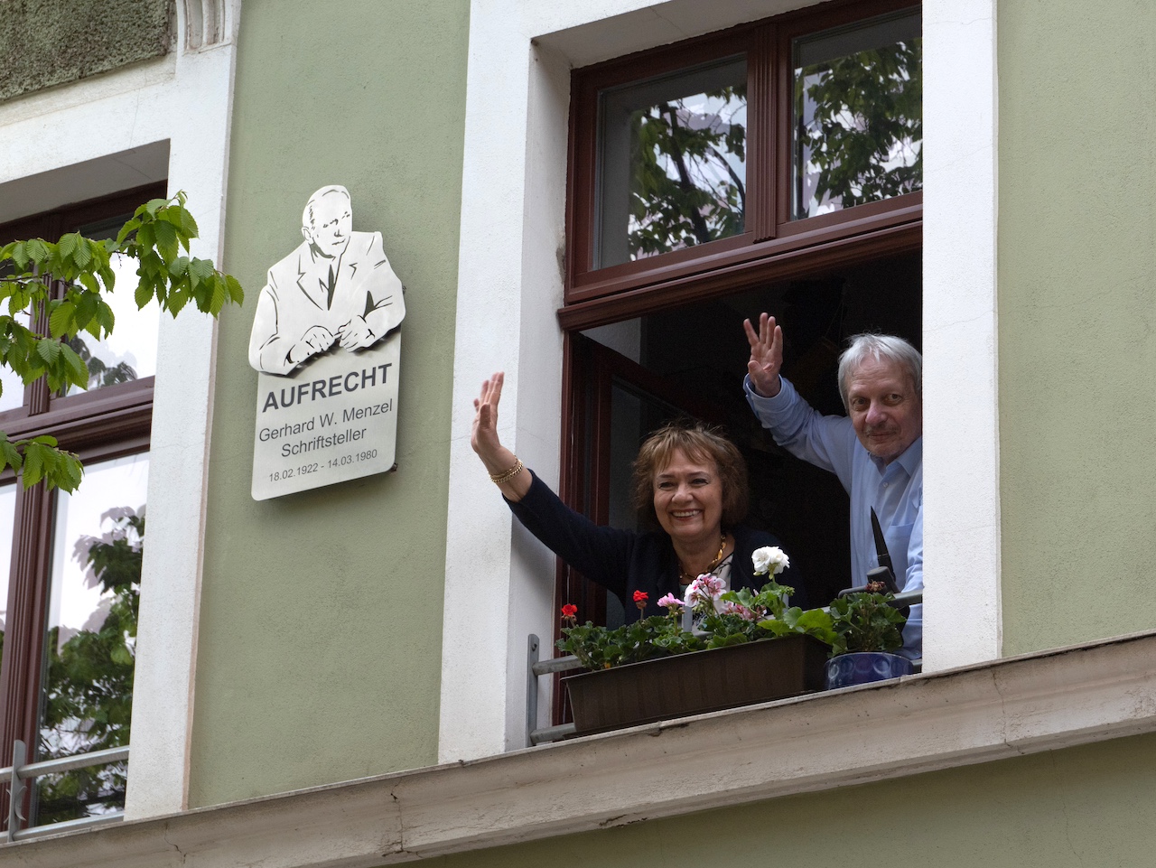 Foto Einweigung der Plakette für den Schrifsteller Gerhard W. Menzel durch seine Kinder in der Magdalenenstraße in Leipzig