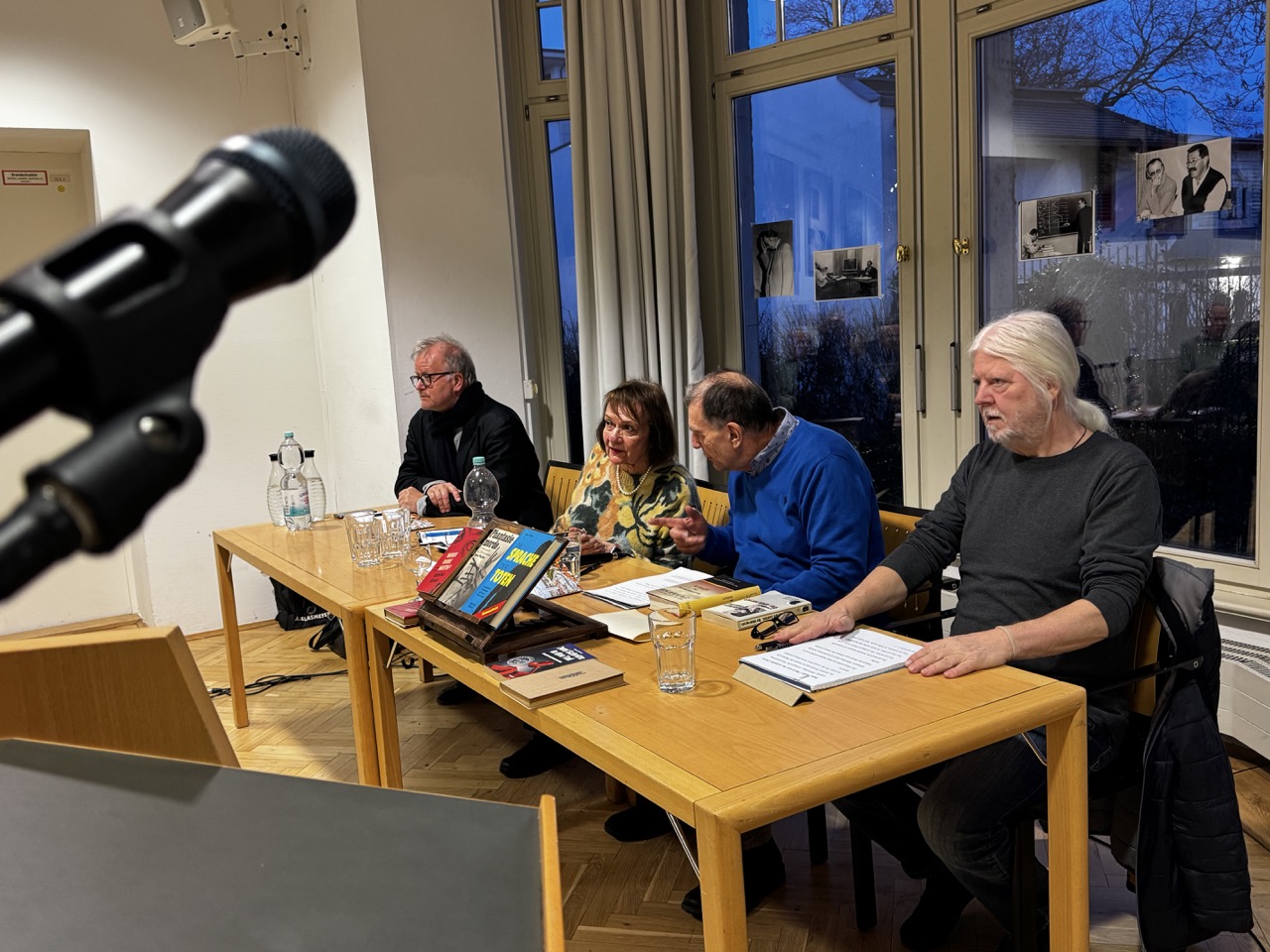 Kernteam (Teil) der Künstlerspur Leipzig auf dem Podium zur Würdigung von Schriftsteller Hans Pfeiffer
