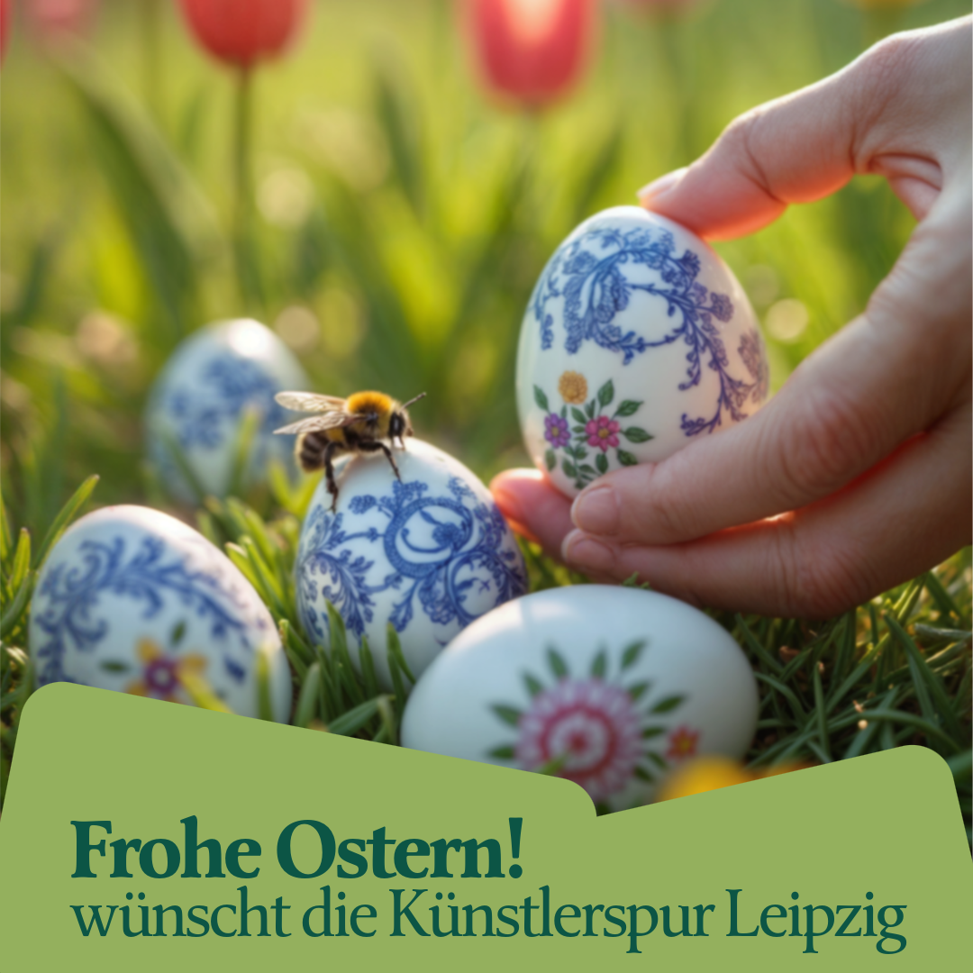 Frohe Ostern von der Künstlerspur Leipzig. Bild ist KI-genieriert und zeigt eine weibliche Hand, die samft mit Blumen bemalte Ostereier in frisches Gras legt. eine kleine Biene sitzt auf einem der Ostereier. Frohe Ostern!