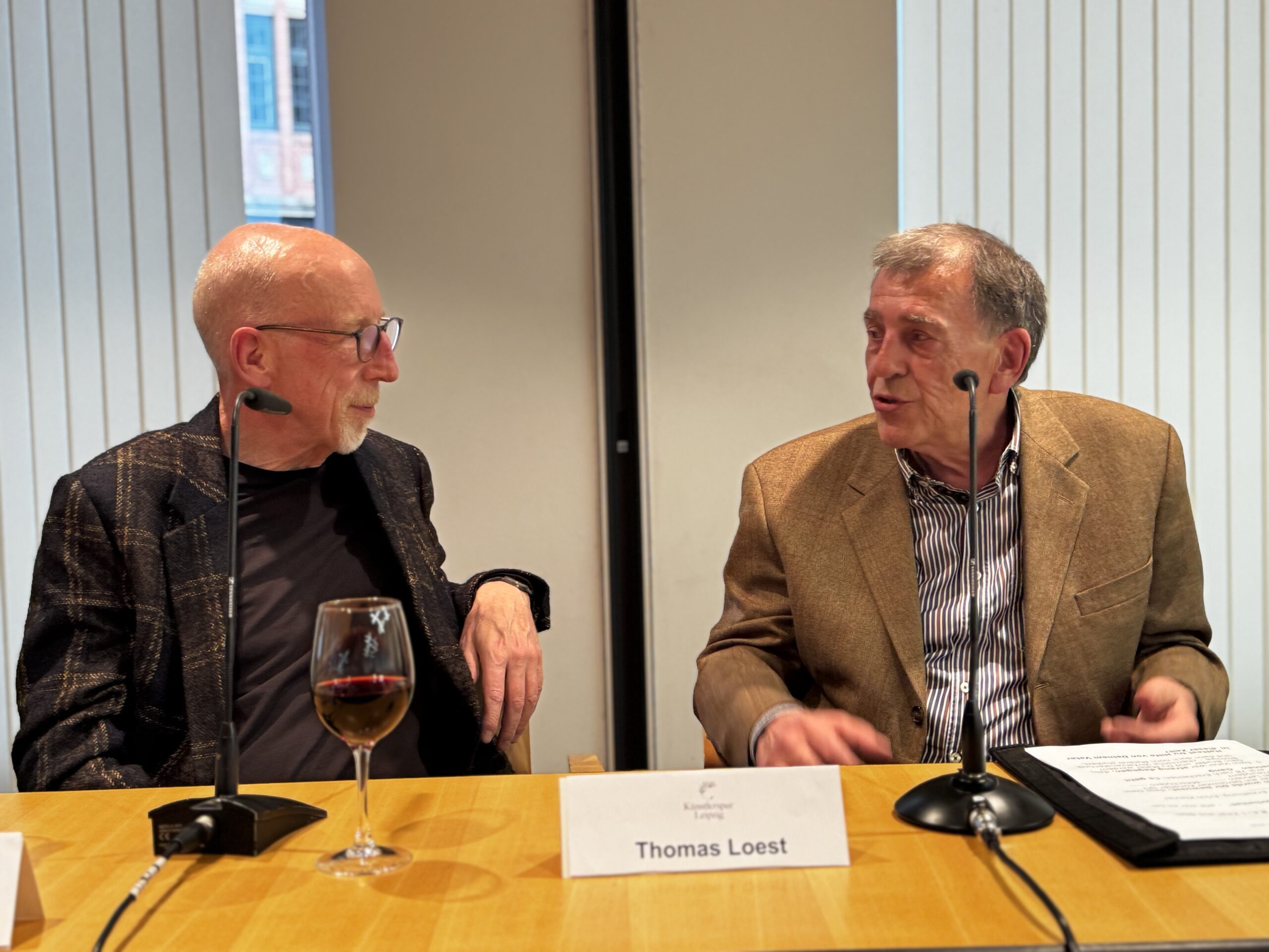 Johannes Heisig, Sohn von Maler Bernhard Heisig, im Hespräch mit Thomas Loest bei der Künstlerspur Leipzig im Literaturhaus Leipzig