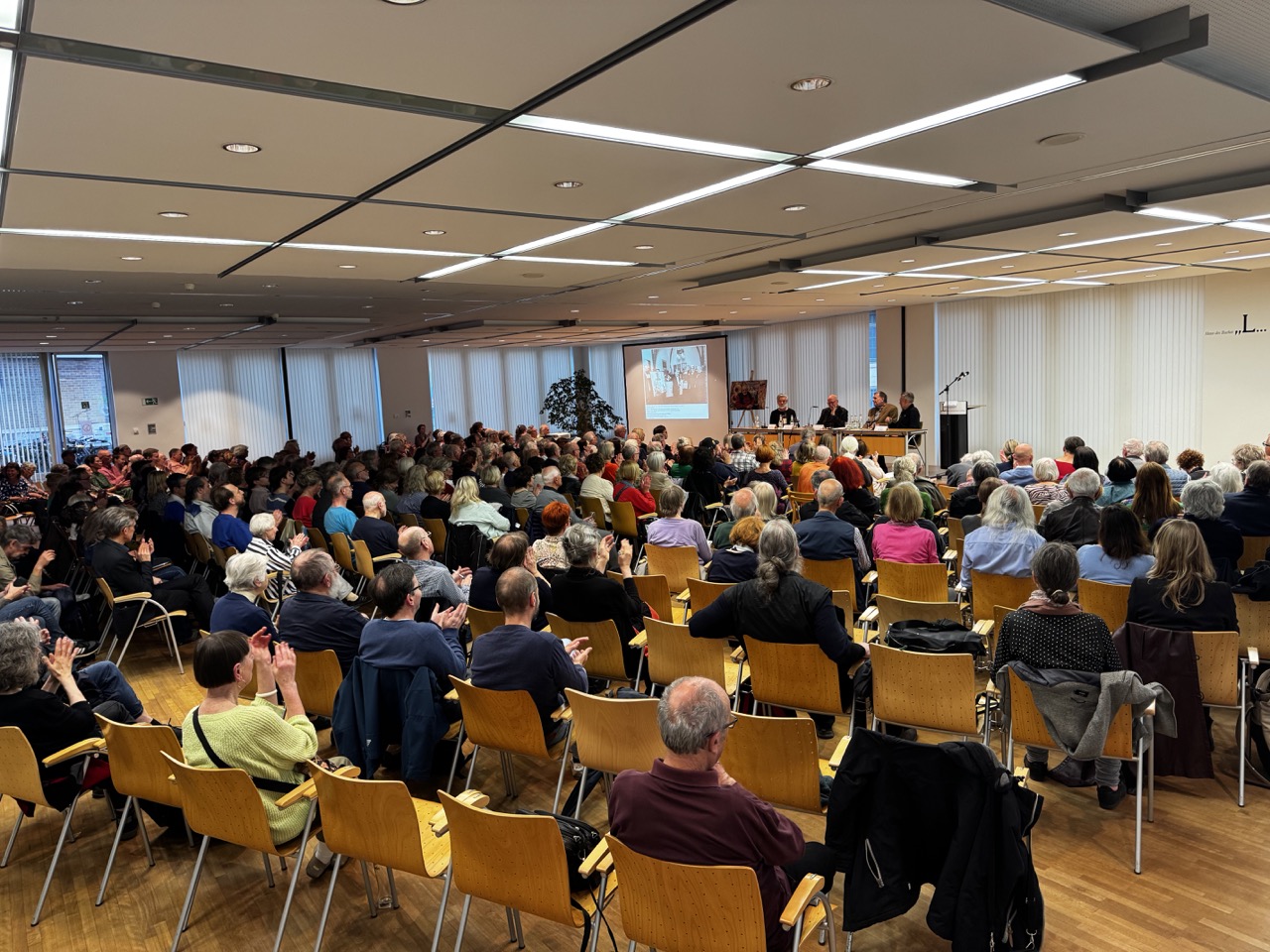 250 Gäste im Literaturhaus Leipzig lauschen Hans Aichinger, Johannes Heisig, Thomas Loest und Neo Rauch bei der Würdigung von Bernhard Heisig zum 100. Geburtstag durch die Initiative Künstlerspur Leipzig (2025) Künstlerspur.de