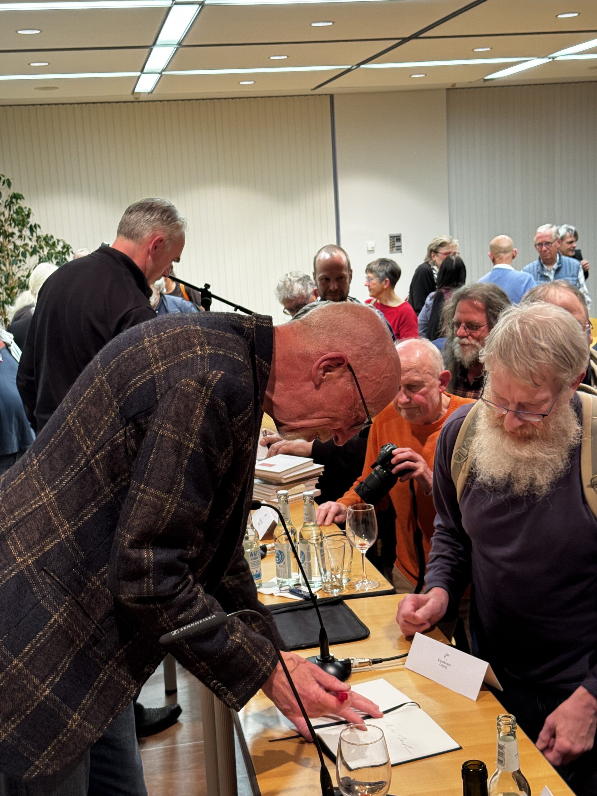 Gäste der Veranstaltung im Kontakt mit Künstler Johannes Heisig, dem Sohn von Künstler Bernhard Heisig im Literaturhaus Leipzig bei der Initiative Künstlerspur Leipzig, 2025