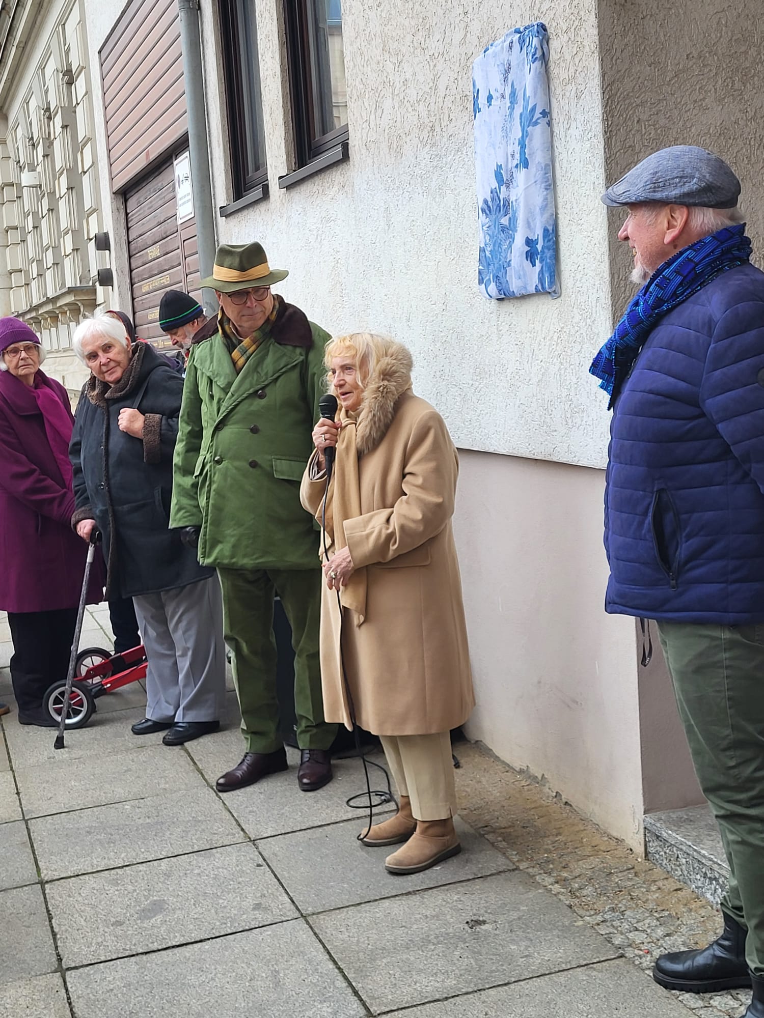 Traudel Thalheim Gedeknplakette für Lenesgefährten Werner Heiduczek