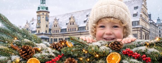 weihnachtliches Headermotiv der Künstlerspur mit einen Kindlein vor einem Tannenzweig und im Hintergrund ein Bild von Rathausmarkt Leipzig