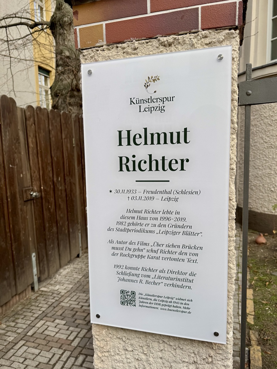 Foto zeigt die enthüllte Ehrentafel für Helmut Richter am Wohnhaus in Leipzig Januar 2026